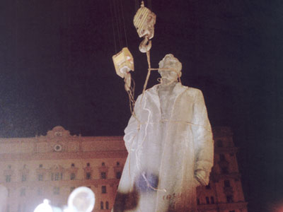 A crane prepares to toppel the Dzerzhinsky statue. Courtesy of the Gulag Museum at Perm-36.
