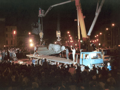 Dzerzhinsky statue being placed onto a flatbed truck. Courtesy of the Gulag Museum at Perm-36.