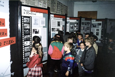 Children looking at the Gulag Museum traveling exhibitions. Courtesy of the Gulag Museum at Perm-36.